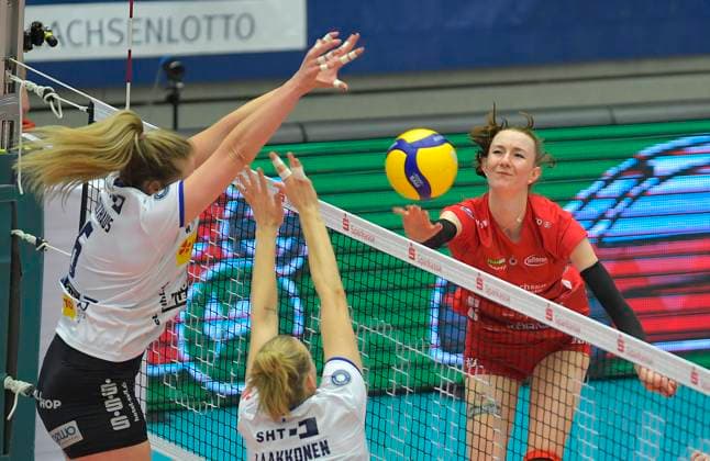 17 02 2024, Dresdens Lara Berger smashes against Suhls Roosa Laakkonen and Eleanor Holthaus, Volleyball, 1 Bundesliag, Intermediate round, Dresdner SC VfB Suhl 3 2, Dresden