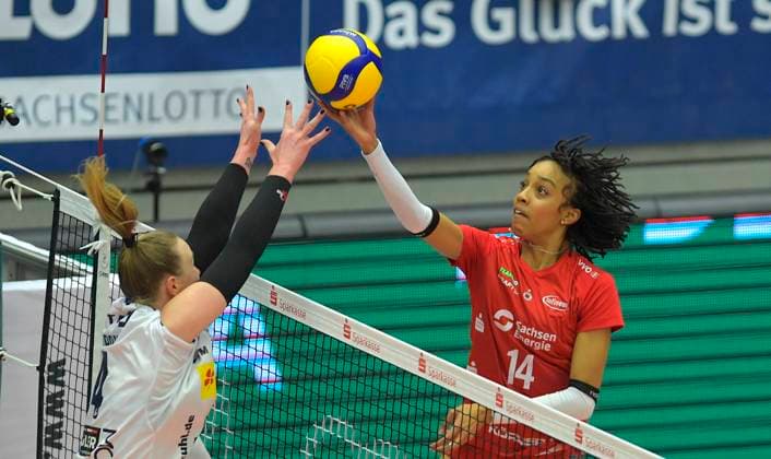 17 02 2024, Dresdens Tia Jimerson lobs against Suhls Julia Brown, Volleyball, 1 Bundesliag, Intermediate round, Dresdner SC VfB Suhl 3 2, Dresden