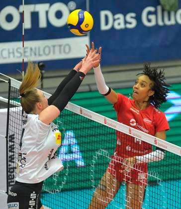 17 02 2024, Dresdens Tia Jimerson lobs against Suhls Julia Brown, Volleyball, 1 Bundesliag, Intermediate round, Dresdner SC VfB Suhl 3 2, Dresden