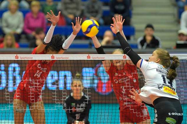 17 02 2024, Suhls Lena Kindermann against Dresdens Tia Jimerson and Dresdens Hester Jasper, Volleyball, 1 Bundesliag, Intermediate round, Dresdner SC VfB Suhl 3 2, Dresden