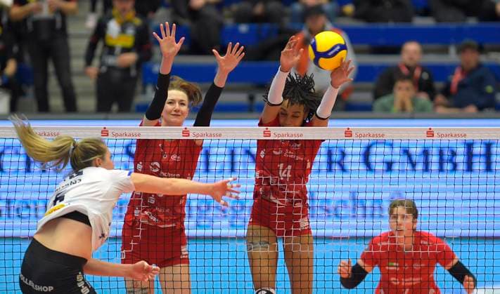 17 02 2024, Suhls Eleanor Holthaus against Dresdens Tia Jimerson and Dresdens Lara Berger, Volleyball, 1 Bundesliag, Intermediate round, Dresdner SC VfB Suhl 3 2, Dresden