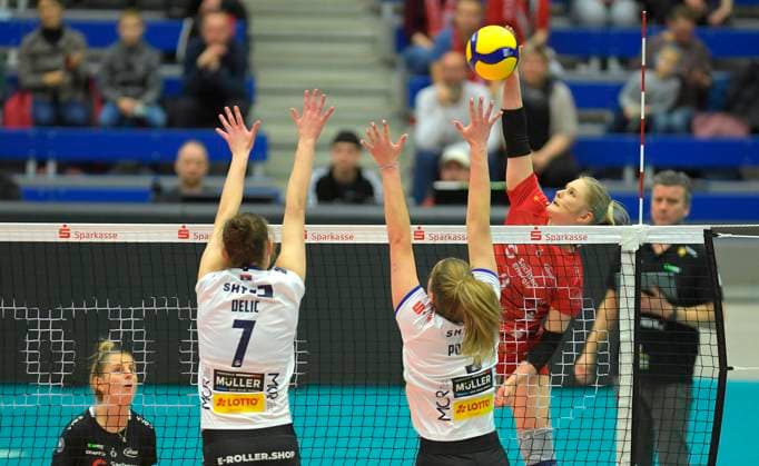 17 02 2024, Dresdens Hester Jasper smashes against Suhls Jelena Delic and Eva Pogacar, Volleyball, 1 Bundesliag, Intermediate round, Dresdner SC VfB Suhl 3 2, Dresden