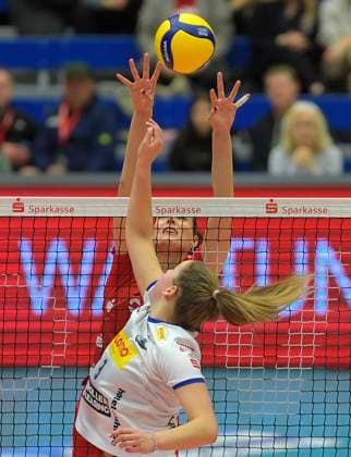 17 02 2024, Suhls Eva Pogacar and Dresdens Nathalie Lemmens at the net, Volleyball, 1 Bundesliag, Intermediate round, Dresdner SC VfB Suhl 3 2, Dresden