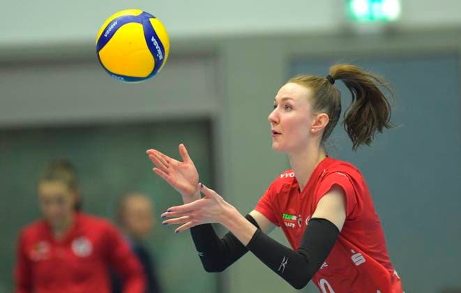 17 02 2024, Dresdens Lara Berger serving, Volleyball, 1 Bundesliag, Intermediate round, Dresdner SC VfB Suhl 3 2, Dresden