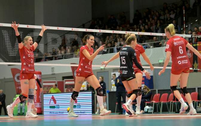 17 02 2024, Dresden is happy about a point, on the left Dresdens Hester Jasper and Dresdens Nathalie Lemmens, Volleyball, 1 Bundesliag, Intermediate round, Dresdner SC VfB Suhl 3 2, Dresden