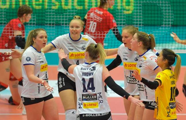 17 02 2024, Suhl is happy about a point, center Roosa Laakkonen, volleyball, 1 Bundesliag, intermediate round, Dresdner SC VfB Suhl 3 2, Dresden