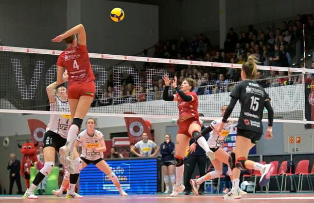 17 02 2024, Dresdens Larissa Winter sets for Dresdens Nathalie Lemmens, Volleyball, 1 Bundesliag, Intermediate round, Dresdner SC VfB Suhl 3 2, Dresden