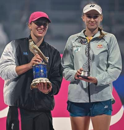 Qatar TotalEnergies Open - Day 7 Iga Swiatek of Poland (left) and Elena Rybakina of Kazakhstan (right) are posing with the trophy after the women s singles final match at the WTA, Tennis Damen 1000-Qatar TotalEnergies Open tennis tournament at the Khalifa International Tennis Complex in Doha, Qatar, on February 17, 2024. DOHA Qatar  Copyright: xNoushadxThekkayilx originalFilename:varittyakkal-qatartot240218_npAbm.jpg