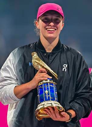 Qatar TotalEnergies Open - Day 7 Iga Swiatek of Poland is posing with the trophy after winning the WTA, Tennis Damen 1000-Qatar TotalEnergies Open tennis tournament final against Elena Rybakina of Kazakhstan at the Khalifa International Tennis Complex in Doha, Qatar, on February 17, 2024. DOHA Qatar  Copyright: xNoushadxThekkayilx originalFilename:varittyakkal-qatartot240218_npJEB.jpg