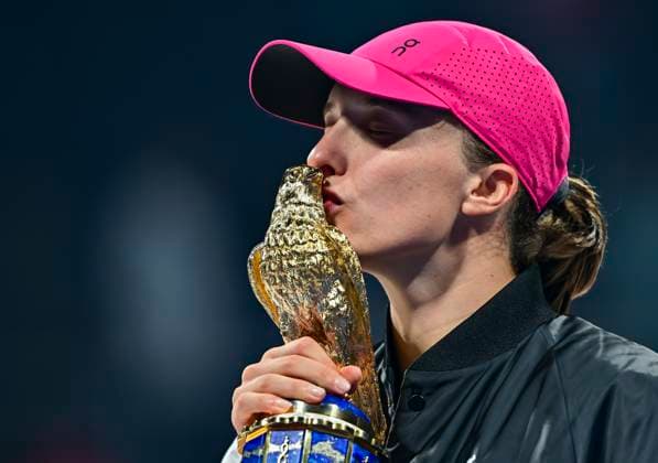 Qatar TotalEnergies Open - Day 7 Iga Swiatek of Poland is posing with the trophy after winning the WTA, Tennis Damen 1000-Qatar TotalEnergies Open tennis tournament final against Elena Rybakina of Kazakhstan at the Khalifa International Tennis Complex in Doha, Qatar, on February 17, 2024. DOHA Qatar  Copyright: xNoushadxThekkayilx originalFilename:varittyakkal-qatartot240218_npTYO.jpg