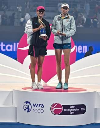 Qatar TotalEnergies Open - Day 7 Iga Swiatek of Poland (left) and Elena Rybakina of Kazakhstan (right) are posing with the trophy after the women s singles final match at the WTA, Tennis Damen 1000-Qatar TotalEnergies Open tennis tournament at the Khalifa International Tennis Complex in Doha, Qatar, on February 17, 2024. DOHA Qatar  Copyright: xNoushadxThekkayilx originalFilename:varittyakkal-qatartot240218_npzzv.jpg