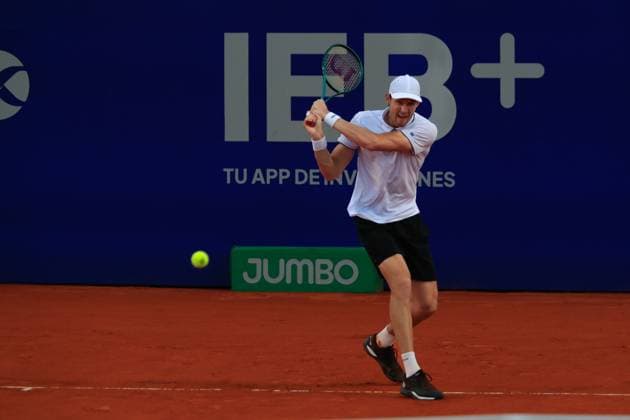 ATP 250 IEB ARGENTINA OPEN Nicolas Jarry CHI hits a backhand during the semifinal match of the IEB Argentina Open played between Carlos Alcaraz ESP vs Nicolas Jarry CHI at the Guillermo Vilas Stadium of the Lawn Tennis Club of the Autonomous City of Buenos Aires, Argentina February 17, 2024 Ciudad Autonoma de Buenos Aires Lawn Tennis Club Argentina Copyright: xSantiagoxGomezxRocax