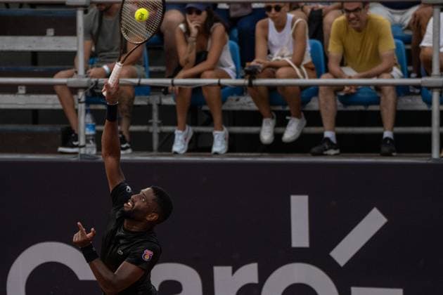 (240218) -- RIO DE JANEIRO, Feb. 18, 2024 -- Joao Lucas Reis da Silva of Brazil serves to Genaro Alberto Olivieri of Argentina during the 1st round qualifying at the 2024 ATP500 Rio Open at Jockey Club Brasileiro in Rio de Janeiro, Brazil, Feb. 17, 2024. ) (SP)BRAZIL-RIO DE JANEIRO-TENNIS-ATP500-RIO OPEN WangxTiancong 