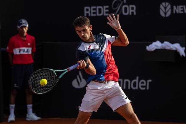 (240218) -- RIO DE JANEIRO, Feb. 18, 2024 -- Mariano Navone of Argentina hits a return to Mateus Alves of Brazil during the 1st round qualifying at the 2024 ATP500 Rio Open at Jockey Club Brasileiro in Rio de Janeiro, Brazil, Feb. 17, 2024. ) (SP)BRAZIL-RIO DE JANEIRO-TENNIS-ATP500-RIO OPEN WangxTiancong 