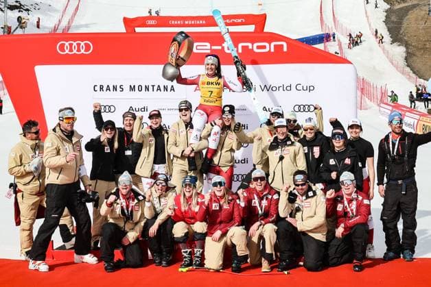 Bilder des Jahres 2024, Sport 02 Feburar Sport Themen der Woche KW07 Sport Bilder des Tages ALPINE SKIING - FIS WC Crans Montana CRANS MONTANA,SWITZERLAND,18.FEB.24 - ALPINE SKIING - FIS World Cup, Super G, ladies, award ceremony. Image shows the rejoicing of Stephanie Venier (AUT) and team AUT.  GEPAxpictures xWolfgangxGrebien