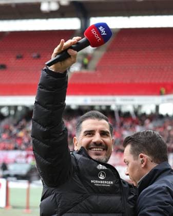 18 02 2024 Soccer Season 2023 2024 2 Soccer Bundesliga 22 Matchday 1 FC Nürnberg FCN Club 1 FC Kaiserslautern FCK Roten Teufel Sportfoto Zink DaMa xdaxmax DFL regulations prohibit any use of photographs as image sequences and or quasi video only for editorial use Cristian Fiel Trainer 1 FC Nürnberg FCN winkt Clubfan Clubfans FCN Fans Fans zu