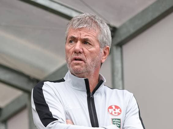 18 02 2024 Soccer Season 2023 2024 2 Soccer Bundesliga 22 Matchday 1 FC Nürnberg FCN Club 1 FC Kaiserslautern FCK Roten Teufel Sportfoto Zink DaMa xdaxmax DFL regulations prohibit any use of photographs as image sequences and or quasi video only for editorial use Friedhelm Funkel Trainer 1 FC Kaiserslautern FCK nachdenklich