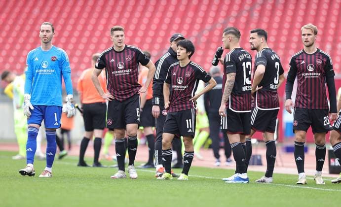 18 02 2024 Soccer Season 2023 2024 2 Soccer Bundesliga 22 Matchday 1 FC Nürnberg FCN Club 1 FC Kaiserslautern FCK Roten Teufel Sportfoto Zink DaMa xdaxmax DFL regulations prohibit any use of photographs as image sequences and or quasi video only for editorial use Mannschaft Team des FCN wartet auf Anpfiff
