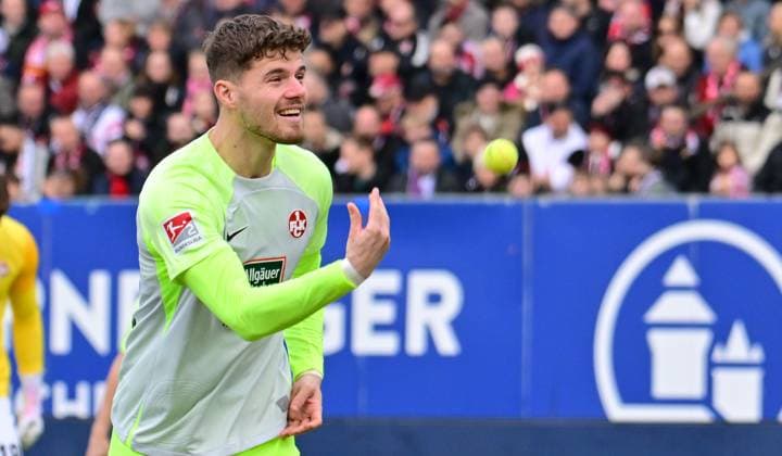 18 02 2024 Soccer Season 2023 2024 2 Soccer Bundesliga 22 Matchday 1 FC Nürnberg FCN Club 1 FC Kaiserslautern FCK Roten Teufel Sportfoto Zink xwoxzix DFL regulations prohibit any use of photographs as image sequences and or quasi video only for editorial use Protest Fan protest against investors interruption Jan Elvedi 33, 1 FC Kaiserslautern FCK