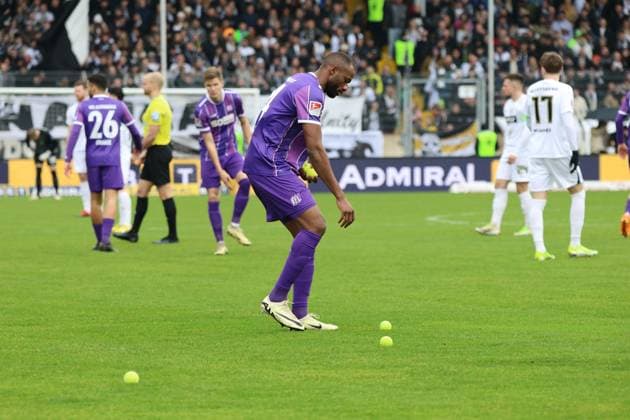 18 02 2024, Football, Men, 2 Bundesliga , 22 Matchday, Season 2023 2024, SV 07 Elversberg VfL Osnabrück, Oumar Diakhite VfL Osnabrück picks up tennis ball on Elversberg Ursapharm Arena an der Kaiserlinde Saarland Germany EN