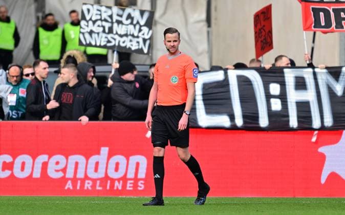 18 02 2024 Soccer season 2023 2024 2 Soccer Bundesliga 22 Matchday 1 FC Nürnberg FCN Club 1 FC Kaiserslautern FCK Roten Teufel Sportfoto Zink xwoxzix DFL regulations prohibit any use of photographs as image sequences and or quasi video only for editorial use Protest Fan protest against investors Clubfans in the interior banner Banner interruption interruption of the match Michael Bacher Referee