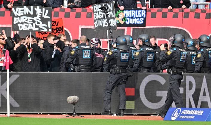 18 02 2024 Soccer Season 2023 2024 2 Soccer Bundesliga 22 Matchday 1 FC Nürnberg FCN Club 1 FC Kaiserslautern FCK Roten Teufel Sportfoto Zink xwoxzix DFL regulations prohibit any use of photographs as image sequences and or quasi video only for editorial use Protest Fan protest against investors Clubfans in the interior banner Banner interruption interruption of match Police