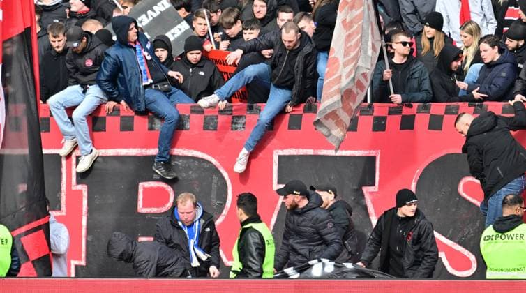18 02 2024 Soccer Season 2023 2024 2 Soccer Bundesliga 22 Matchday 1 FC Nürnberg FCN Club 1 FC Kaiserslautern FCK Roten Teufel Sportfoto Zink xwoxzix DFL regulations prohibit any use of photographs as image sequences and or quasi video only for editorial use Clubfans climb over fence Protest Fan protest against investors