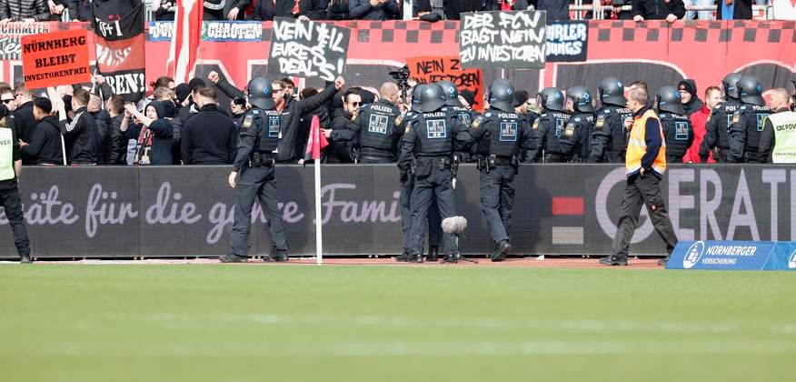 Picture from left Fans from Nuremberg enter the interior and a protest banner against the planned entry of investors into the DFL, the police try to get the fans back into the block 18 02 2024, Soccer, 2 Bundesliga, 1 FC Nuernberg 1 FC Kaiserslautern, GER, Nuernberg, Max Morlock Stadion DFL REGULATIONS PROHIBIT ANY USE OF PHOTOGRAPHS AS IMAGE SEQUENCES AND OR QUASI VIDEO Copyright: HMBxMedia xHeikoxBecker