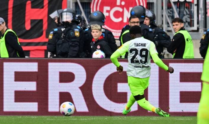 18 02 2024 Soccer Season 2023 2024 2 Soccer Bundesliga 22 Matchday 1 FC Nürnberg FCN Club 1 FC Kaiserslautern FCK Roten Teufel Sportfoto Zink xwoxzix DFL regulations prohibit any use of photographs as image sequences and or quasi video only for editorial use vRichmond Tachie 29, 1 FC Kaiserslautern FCK erzielt Treffer Tor Torschuß zun 0 1 gegen Carl Klaus 1, 1 FC Nürnberg FCN