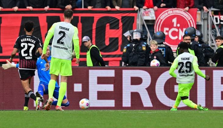 18 02 2024 Soccer Season 2023 2024 2 Soccer Bundesliga 22 Matchday 1 FC Nürnberg FCN Club 1 FC Kaiserslautern FCK Roten Teufel Sportfoto Zink xwoxzix DFL regulations prohibit any use of photographs as image sequences and or quasi video only for editorial use Richmond Tachie 29, 1 FC Kaiserslautern FCK erzielt Treffer Tor Torschuß zun 0 1 gegen Carl Klaus 1, 1 FC Nürnberg FCN