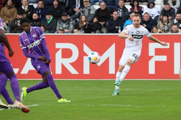 18 02 2024, Football, Men, 2 Bundesliga , 22 Matchday, Season 2023 2024, SV 07 Elversberg VfL Osnabrück, Maurice Neubauer SV 07 Elversberg , Christian Joe Conteh VfL Osnabrück Elversberg Ursapharm Arena an der Kaiserlinde Saarland Germany EN