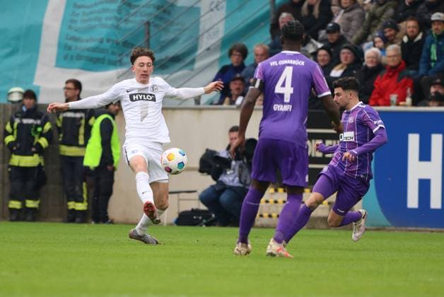 18 02 2024, Football, Men, 2 Bundesliga , 22 Matchday, Season 2023 2024, SV 07 Elversberg VfL Osnabrück, Jannik Rochelt SV 07 Elversberg , Maxwell Gyamfi VfL Osnabrück Elversberg Ursapharm Arena an der Kaiserlinde Saarland Germany EN