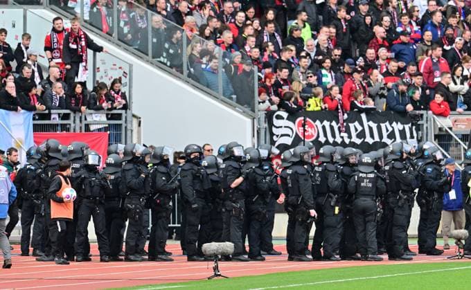 18 02 2024 Soccer season 2023 2024 2 Soccer Bundesliga 22 Matchday 1 FC Nürnberg FCN Club 1 FC Kaiserslautern FCK Roten Teufel Sportfoto Zink xwoxzix DFL regulations prohibit any use of photographs as image sequences and or quasi video only for editorial use Polizei USK im Innenraum bei Unterbrechung Spielunterbechung