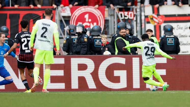 Bild Richmond Tachie 1 FC Kaiserslautern, 29 r Goal scored, erzielt das Tor zum 1 0,celebrate the goal 18 02 2024, Fussball, 2 Bundesliga, 1 FC Nuernberg 1 FC Kaiserslautern, GER, Nuernberg, Max Morlock Stadion DFL REGULATIONS PROHIBIT ANY USE OF PHOTOGRAPHS AS IMAGE SEQUENCES AND OR QUASI VIDEO Copyright: HMBxMedia xHeikoxBecker
