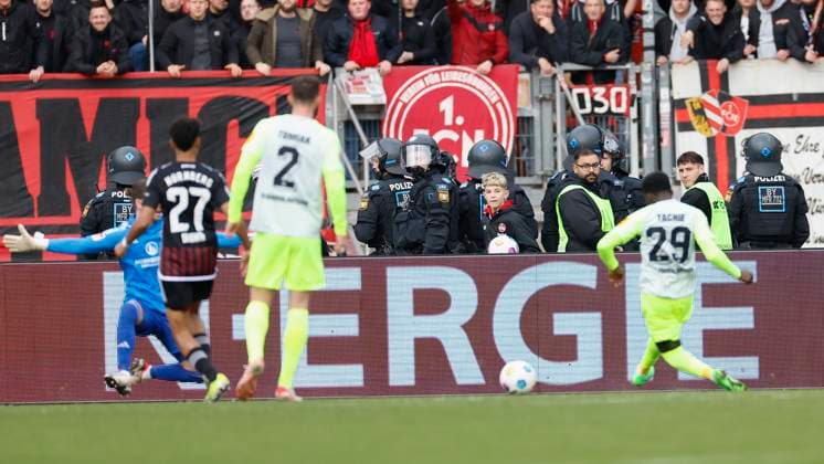 Bild Richmond Tachie 1 FC Kaiserslautern, 29 r Goal scored, erzielt das Tor zum 1 0,celebrate the goal 18 02 2024, Fussball, 2 Bundesliga, 1 FC Nuernberg 1 FC Kaiserslautern, GER, Nuernberg, Max Morlock Stadion DFL REGULATIONS PROHIBIT ANY USE OF PHOTOGRAPHS AS IMAGE SEQUENCES AND OR QUASI VIDEO Copyright: HMBxMedia xHeikoxBecker