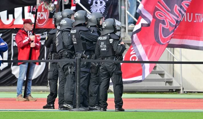 18 02 2024 Soccer season 2023 2024 2 Soccer Bundesliga 22 Matchday 1 FC Nürnberg FCN Club 1 FC Kaiserslautern FCK Roten Teufel Sportfoto Zink xwoxzix DFL regulations prohibit any use of photographs as image sequences and or quasi video only for editorial use Polizei USK im Innenraum bei Unterbrechung Spielunterbrechung