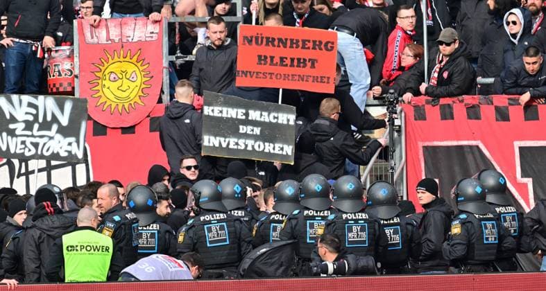 18 02 2024 Soccer season 2023 2024 2 Soccer Bundesliga 22 Matchday 1 FC Nürnberg FCN Club 1 FC Kaiserslautern FCK Roten Teufel Sportfoto Zink xwoxzix DFL regulations prohibit any use of photographs as image sequences and or quasi video only for editorial use Polizei USK im Innenraum bei Unterbrechung Spielunterbrechung Clubfans im Innenraum