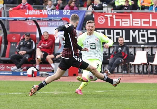 18 02 2024 Soccer Season 2023 2024 2 Soccer Bundesliga 22 Matchday 1 FC Nürnberg FCN Club 1 FC Kaiserslautern FCK Roten Teufel Sportfoto Zink DaMa xdaxmax DFL regulations prohibit any use of photographs as image sequences and or quasi video only for editorial use Marlon Ritter 7, 1 FC Kaiserslautern FCK mit Torschuss gg Jannes Kilian Horn 38, 1 FC Nürnberg FCN