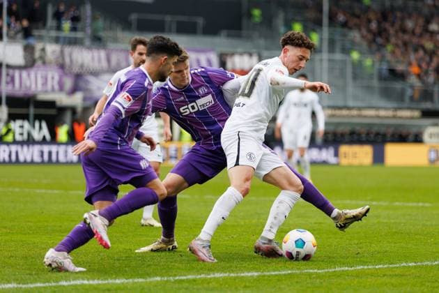 Jannik Rochelt SV 07 Elversberg in a duel with Oumar Diakhite VFL Osnabrueck and Athanasios Androutsos VFL Osnabrueck , SV Elversberg vs VFL Osnabrueck, Soccer, 2 Bundesliga, Matchday 20, Season 2023 2024, 18 02 2024 SV Elversberg vs VFL Osnabrueck, Soccer, 2 Bundesliga, Matchday 20, Season 2023 2024, 18 02 2024 Elversberg Copyright: xEibner-Pressefoto AlexanderxNeisx EP_ANS