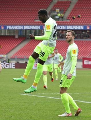 18 02 2024 Soccer Season 2023 2024 2 Soccer Bundesliga 22 Matchday 1 FC Nürnberg FCN Club 1 FC Kaiserslautern FCK Roten Teufel Sportfoto Zink DaMa xdaxmax DFL regulations prohibit any use of photographs as image sequences and or quasi video only for editorial use Jubel Freude Torjubel nach Tor zum 0 1 Richmond Tachie 29, 1 FC Kaiserslautern FCK und Mannschaft Team jubelt freut sich Torschütze Richmond Tachie 29, 1 FC Kaiserslautern FCK