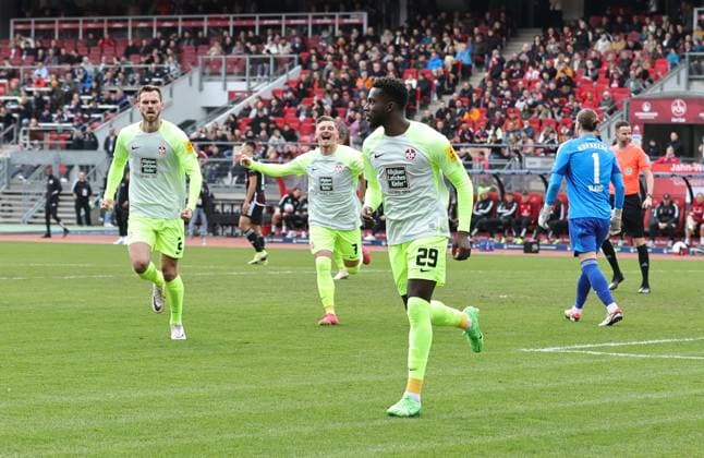 18 02 2024 Soccer Season 2023 2024 2 Soccer Bundesliga 22 Matchday 1 FC Nürnberg FCN Club 1 FC Kaiserslautern FCK Roten Teufel Sportfoto Zink DaMa xdaxmax DFL regulations prohibit any use of photographs as image sequences and or quasi video only for editorial use Jubel Freude Torjubel nach Tor zum 0 1 Richmond Tachie 29, 1 FC Kaiserslautern FCK und Mannschaft Team jubelt freut sich Torschütze Richmond Tachie 29, 1 FC Kaiserslautern FCK