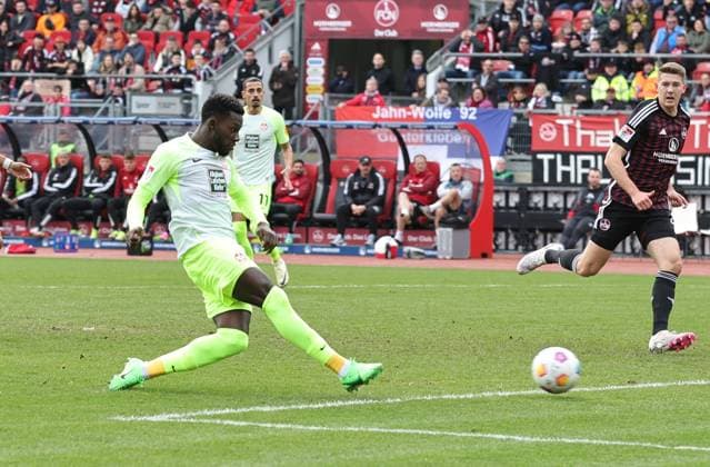 18 02 2024 Soccer Season 2023 2024 2 Soccer Bundesliga 22 Matchday 1 FC Nürnberg FCN Club 1 FC Kaiserslautern FCK Roten Teufel Sportfoto Zink DaMa xdaxmax DFL regulations prohibit any use of photographs as image sequences and or quasi video only for editorial use Tor Treffer Torschuß zum 0 1 Torschütze Richmond Tachie 29, 1 FC Kaiserslautern FCK