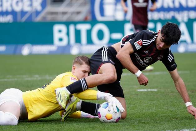 Picture from left Goalkeeper Julian Krahl 1 FC Kaiserslautern, 18 and Can Uzun 1 FC Nuernberg, 42 18 02 2024, Soccer, 2 Bundesliga, 1 FC Nuernberg 1 FC Kaiserslautern, GER, Nuernberg, Max Morlock Stadion DFL REGULATIONS PROHIBIT ANY USE OF PHOTOGRAPHS AS IMAGE SEQUENCES AND OR QUASI VIDEO Copyright: HMBxMedia xHeikoxBecker