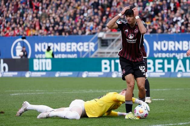 Picture from left Goalkeeper Julian Krahl 1 FC Kaiserslautern, 18 and Can Uzun 1 FC Nuernberg, 42 18 02 2024, Soccer, 2 Bundesliga, 1 FC Nuernberg 1 FC Kaiserslautern, GER, Nuernberg, Max Morlock Stadion DFL REGULATIONS PROHIBIT ANY USE OF PHOTOGRAPHS AS IMAGE SEQUENCES AND OR QUASI VIDEO Copyright: HMBxMedia xHeikoxBecker