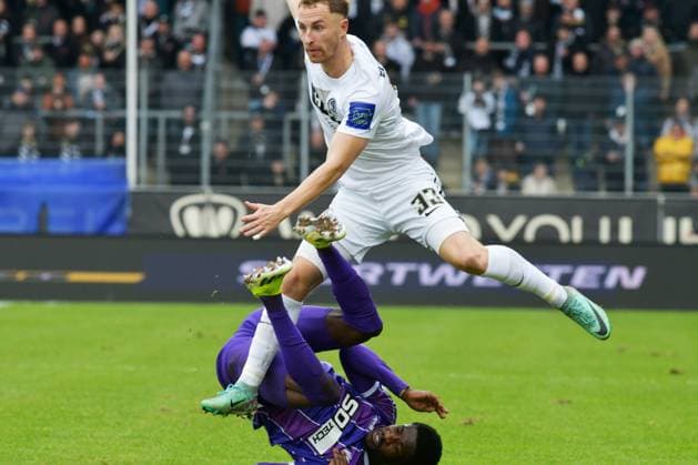 Soccer 2 Bundesliga Season 2023 24 04 02 2024 Ursapharm Arena SV Elversberg elv VfL Osnabrück os Maxwell GYAMFI VfL Osnabrück , below Maurice NEUBAUER SV Elversberg Soccer 2 Bundesliga SV Elversberg