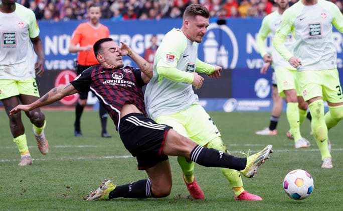 Bild: v. li. Jens Castrop (1.FC Nuernberg, 17) und Marlon Ritter (1.FC Kaiserslautern, 7). 18.02.2024, Fussball, 2. Bundesliga, 1. FC Nuernberg - 1. FC Kaiserslautern, GER, Nuernberg, Max-Morlock-Stadion DFL REGULATIONS PROHIBIT ANY USE OF PHOTOGRAPHS AS IMAGE SEQUENCES AND OR QUASI-VIDEO. Copyright: HMBxMedia xHeikoxBecker