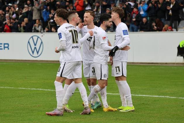 18 02 2024, Soccer, Men, 2 Bundesliga , 22 Matchday, Season 2023 2024, SV 07 Elversberg VfL Osnabrück, Goal celebration to 3 0, Scorer Paul Wanner SV 07 Elversberg Elversberg Ursapharm Arena an der Kaiserlinde Saarland Germany EN