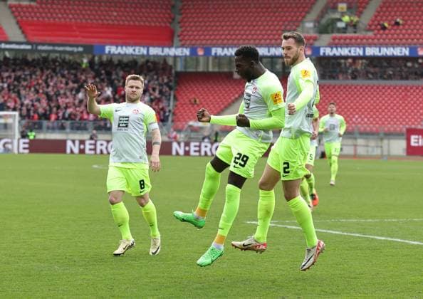 18 02 2024 Soccer Season 2023 2024 2 Soccer Bundesliga 22 Matchday 1 FC Nürnberg FCN Club 1 FC Kaiserslautern FCK Roten Teufel Sportfoto Zink DaMa xdaxmax DFL regulations prohibit any use of photographs as image sequences and or quasi video only for editorial use Jubel Freude Torjubel nach Tor zum 0 1 Richmond Tachie 29, 1 FC Kaiserslautern FCK und Mannschaft Team jubelt freut sich Torschütze Richmond Tachie 29, 1 FC Kaiserslautern FCK