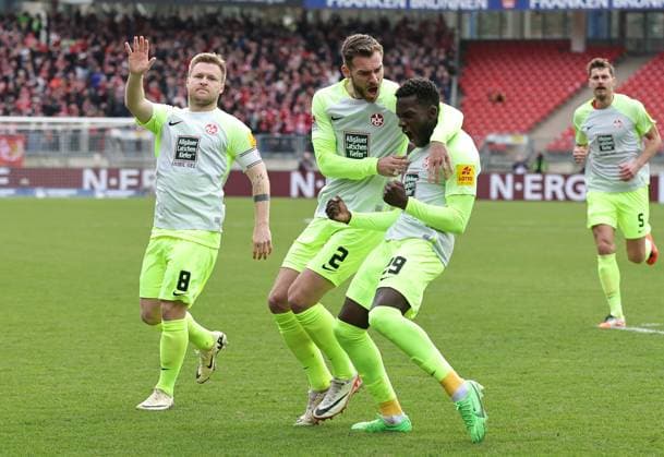18 02 2024 Soccer Season 2023 2024 2 Soccer Bundesliga 22 Matchday 1 FC Nürnberg FCN Club 1 FC Kaiserslautern FCK Roten Teufel Sportfoto Zink DaMa xdaxmax DFL regulations prohibit any use of photographs as image sequences and or quasi video only for editorial use Jubel Freude Torjubel nach Tor zum 0 1 Richmond Tachie 29, 1 FC Kaiserslautern FCK und Mannschaft Team jubelt freut sich Torschütze Richmond Tachie 29, 1 FC Kaiserslautern FCK