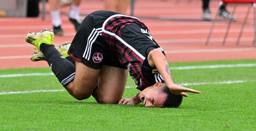 18 02 2024 Soccer Season 2023 2024 2 Soccer Bundesliga 22 Matchday 1 FC Nürnberg FCN Club 1 FC Kaiserslautern FCK Roten Teufel Sportfoto Zink xwoxzix DFL regulations prohibit any use of photographs as image sequences and or quasi video only for editorial use Jens Castrop 17, 1 FC Nürnberg FCN battered on the ground